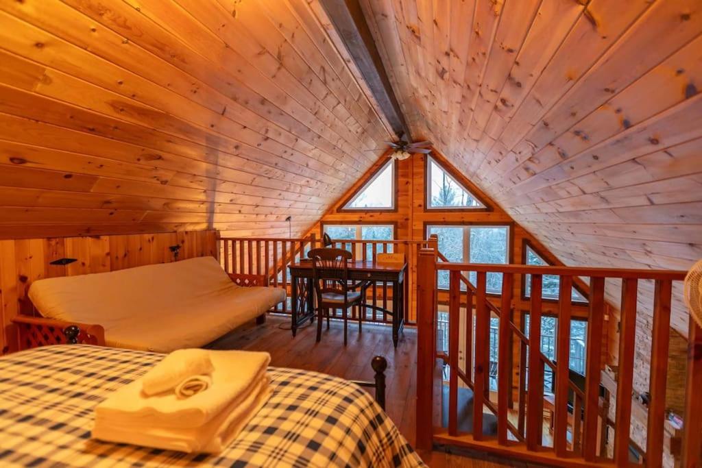 Royal St-Côme Private Hot Tub Chalet Retreat photo 4