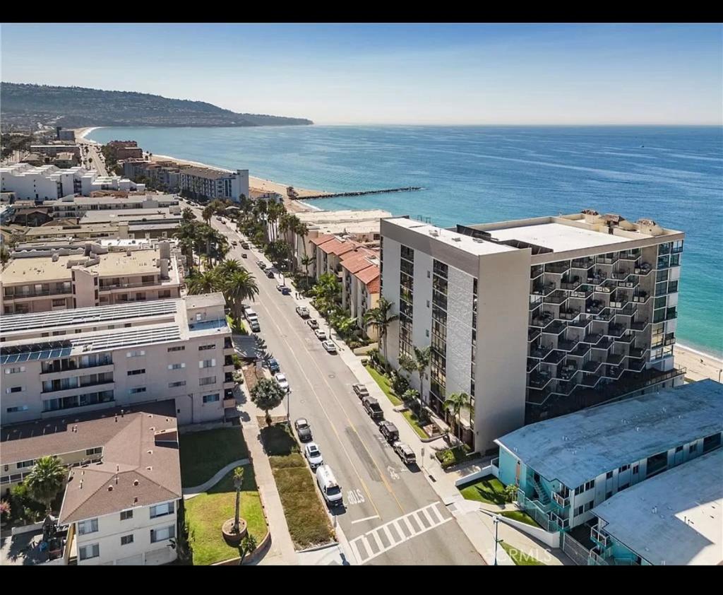 Coastal Paradise Retreat Stylish Oceanfront Condo image