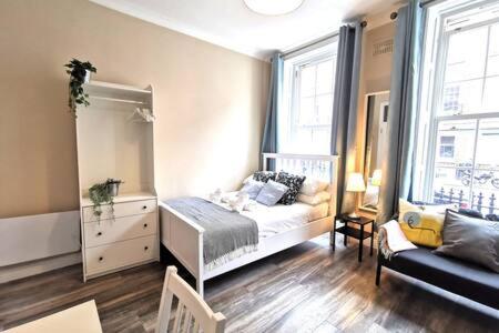 Cosy Central Studio off OConnell FAST WIFI - Tap to explore photos