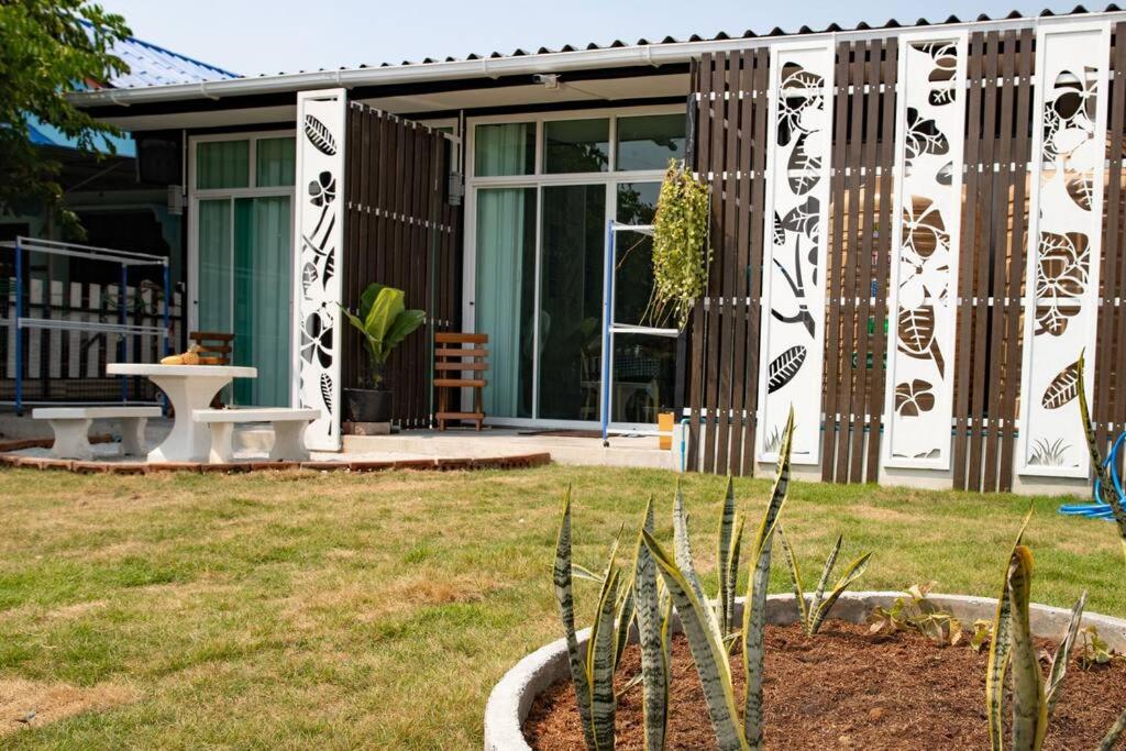 Thai Neighbourhood Duplex Stay: 3 Bedroom Home