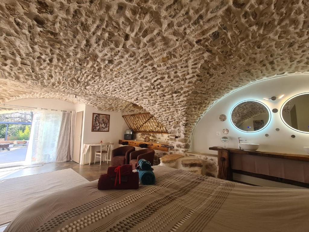 Gîtes 2 adultes dans un mas charme et calme assuré photo 1