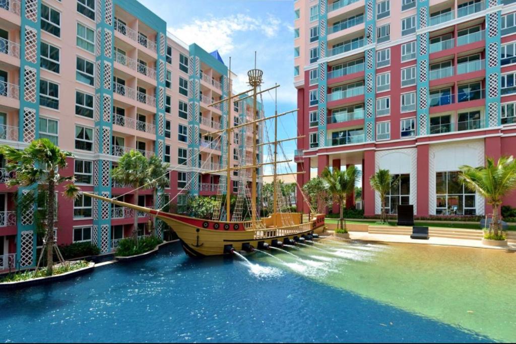 Grand Caribbean Condo Resort Pattaya swimming pool balcony photo 4