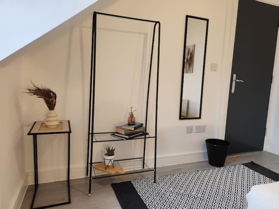 SuperValue Suite 3 - Fast WiFi, Hotel Linen, Keyless Entry, City only 10 Mins - BY PROPERTY PROMISE