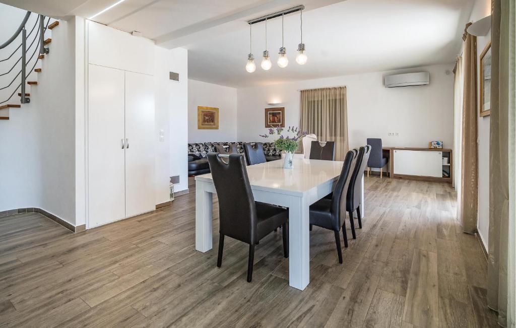 Beautiful Home In Skuncini Stani With Kitchen photo 1