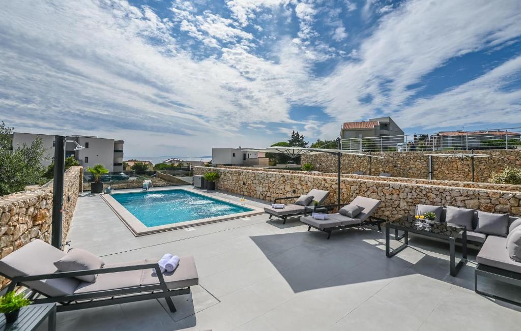 4 Bedroom Cozy Home In Novalja