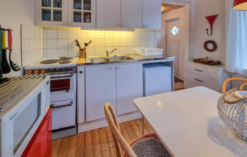 Awesome Home In Hn With Kitchen photo 4