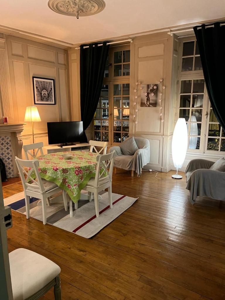 EGLANTINE APPARTEMENT CENTRE HISTORIQUE DE DINAN photo 2