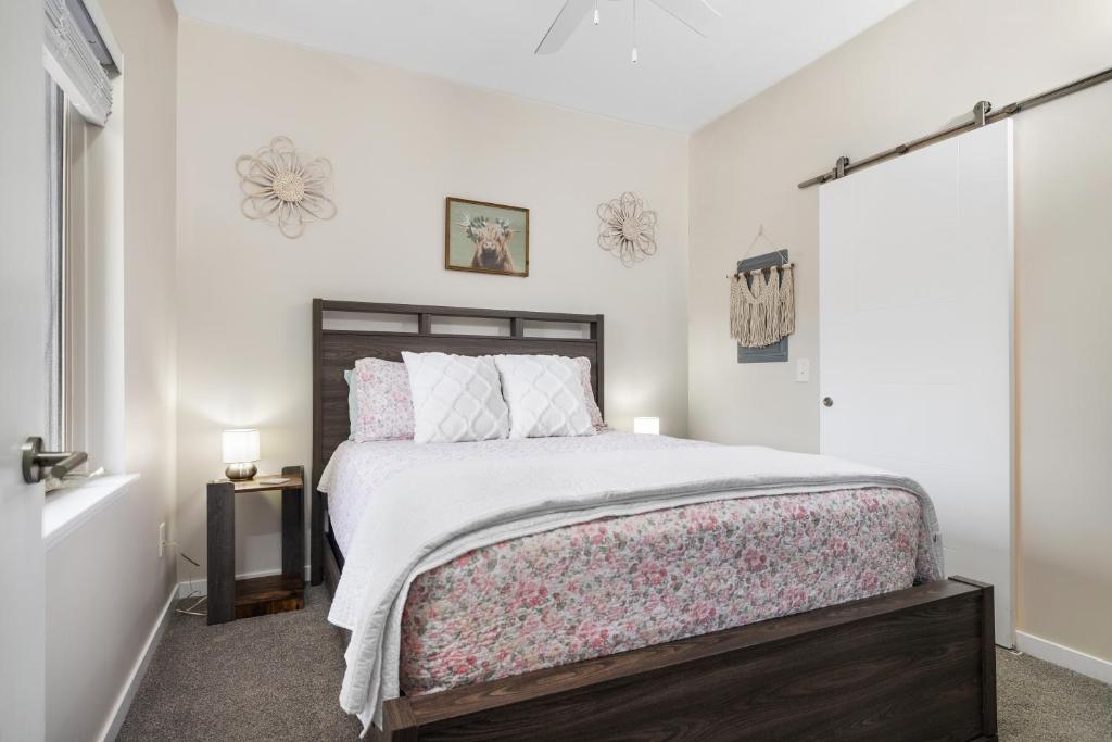 Sweet Tart Spot - Cozy TC Condo - Pet Friendly photo 1