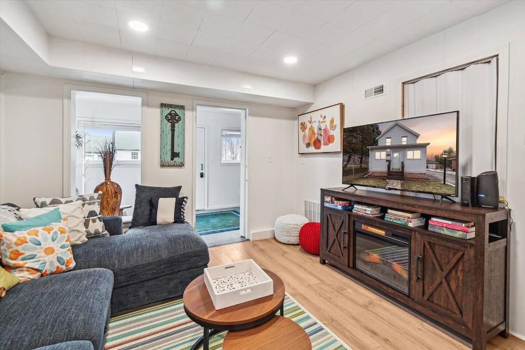 White House Bungalow image