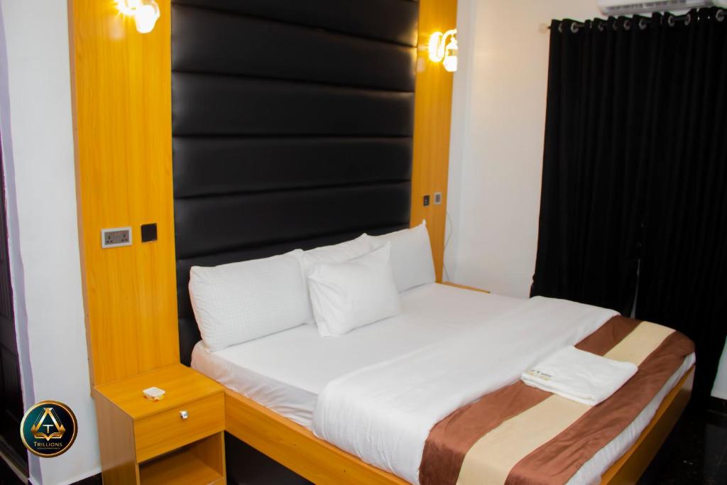 TRILLIONS HOTEL AND APARTMENT photo 1