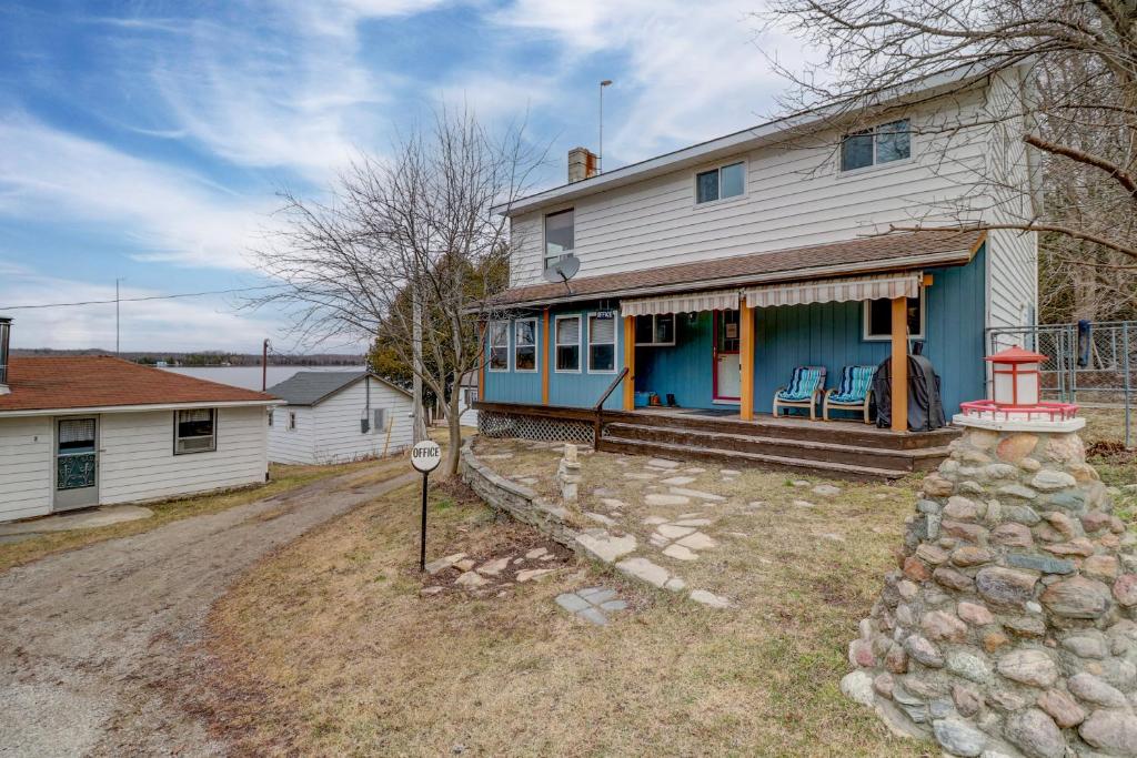 Lakehouse chalet on Sky Lake Ontario 5 bedrooms