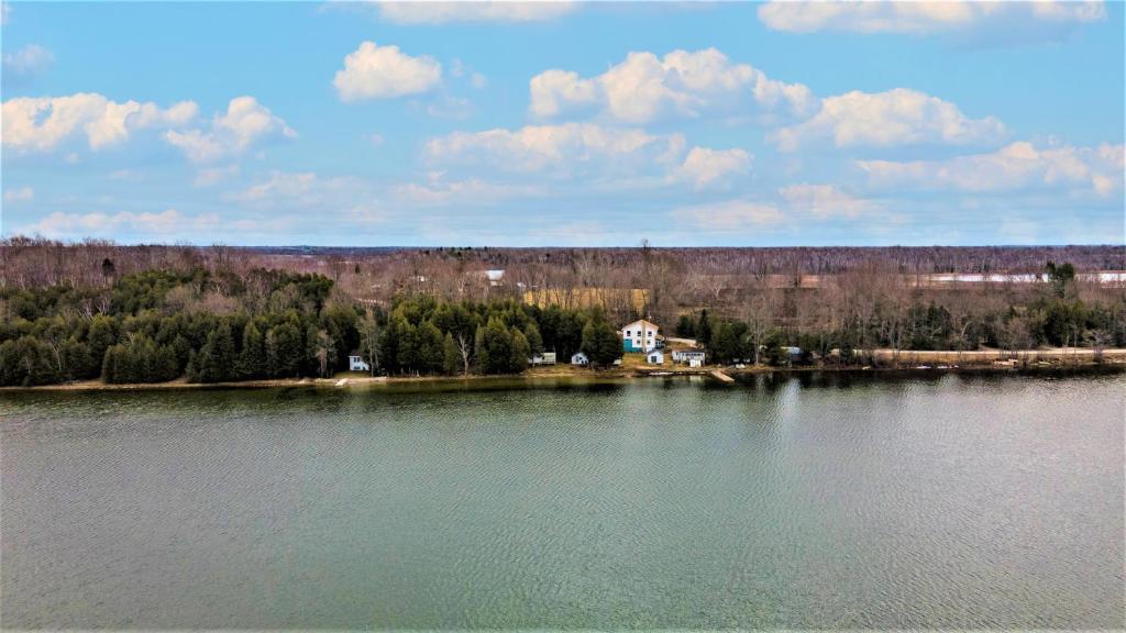 Lakehouse chalet on Sky Lake Ontario 5 bedrooms photo 4