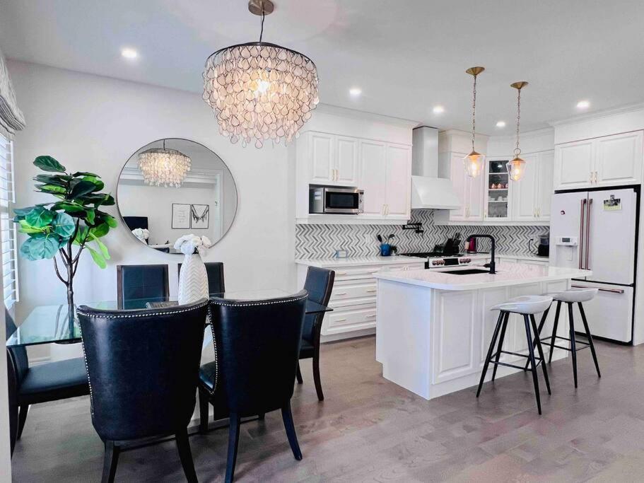 Luxury Oakville Home, Hot Tub, Fireplace, New Home photo 4
