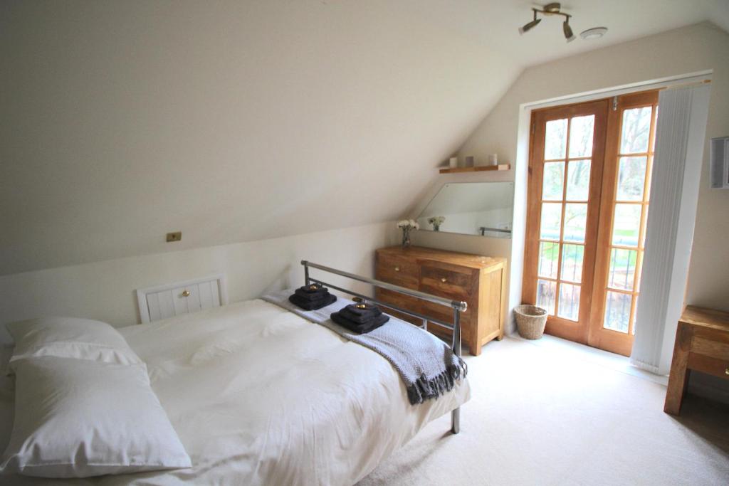 Picturesque 5 Bed Cottage Lingfield, Surrey - Tap to explore photos