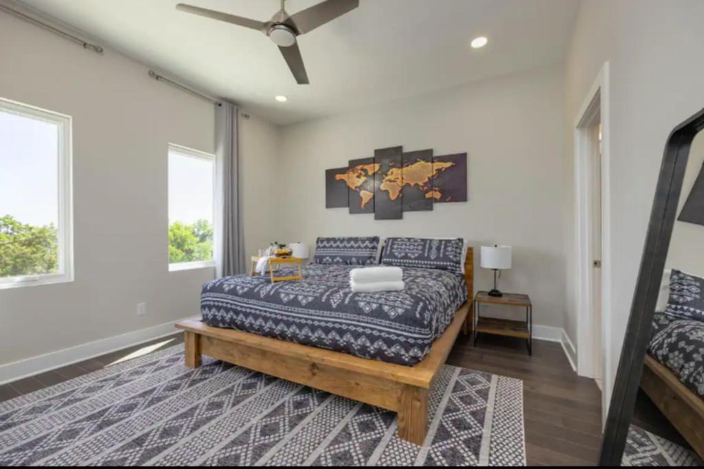 Luxury four-story Home with Rooftop views, 10min to Downtown! Sleeps 12!
