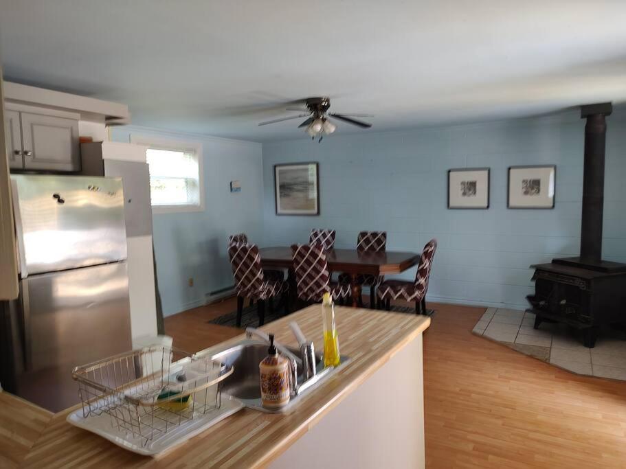 Sunset Cottage, 3 min walk to beach, sleeps 7 photo 1