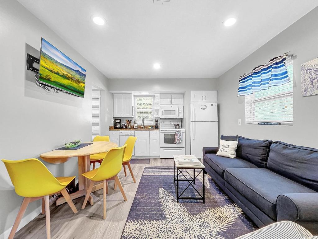 Searenity Stand Alone 2 bed 1 bath Beach Cottage image