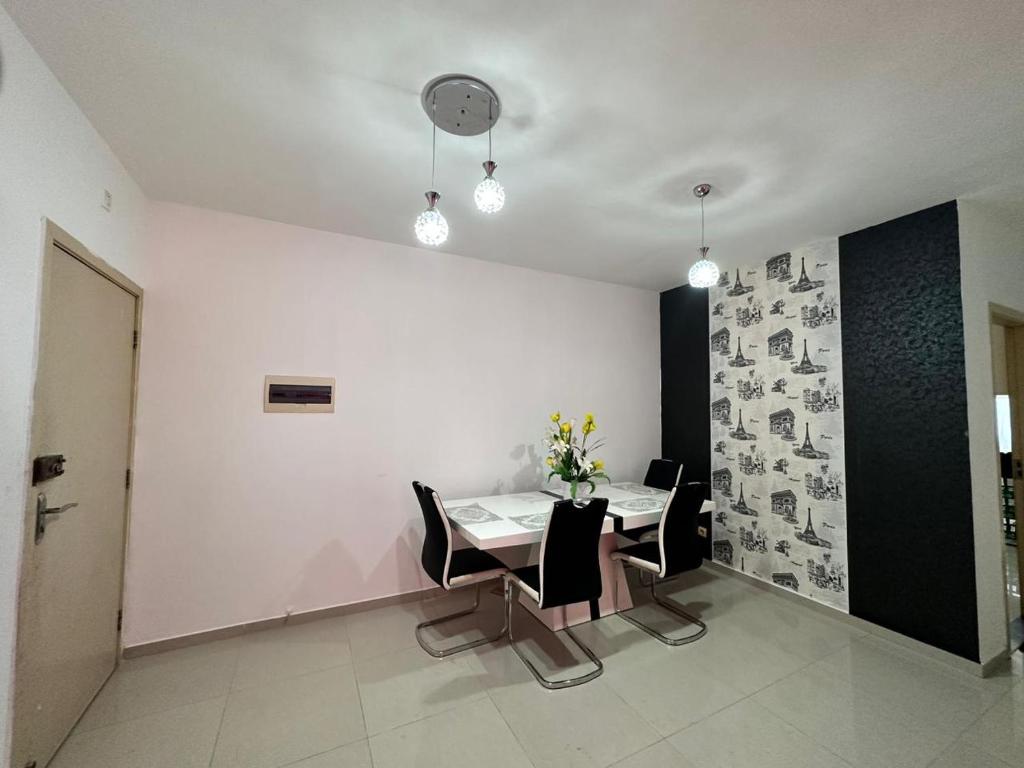 Remarkable 3-Bed Apartment in Viana photo 3