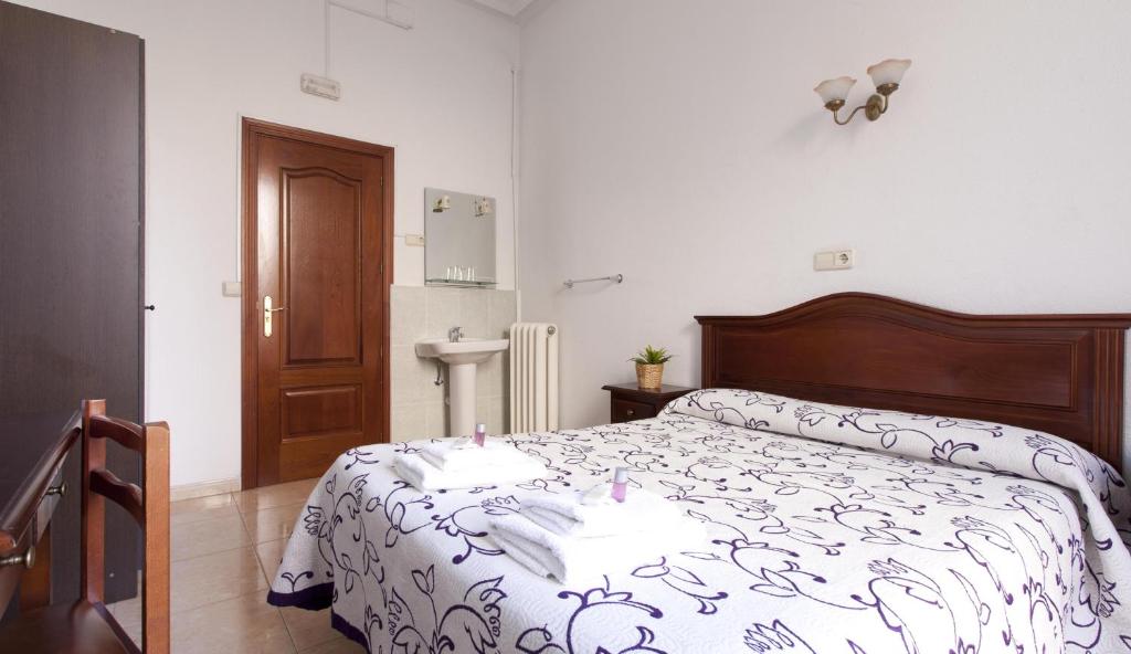 Hostal Condestable - Tap to explore photos