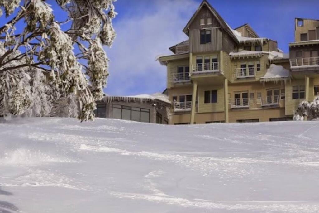 White Crystal 110 Ski in ski out