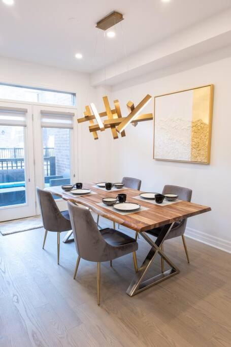 Modern 4-Bed Townhome with Cinema & Roof Terrace photo 4