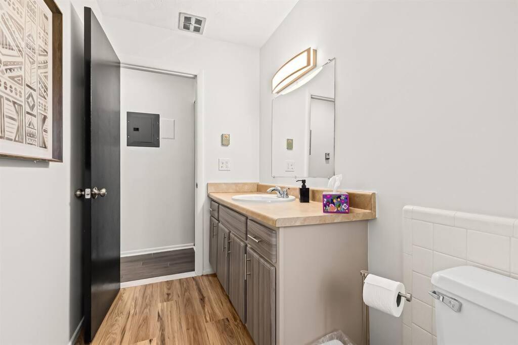 1BR Pet-Friendly Apartment with King Bed photo 3