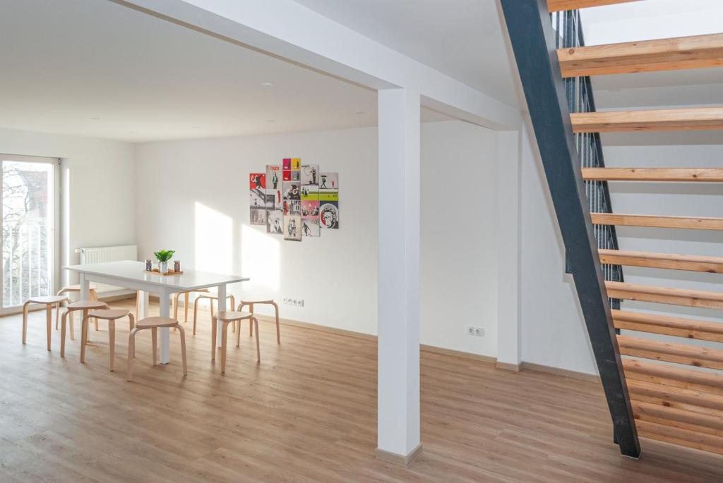 ZENTRAL:Neu sanierte Wohnung,5 Zimmer, 10 Betten,Wohnküche photo 2