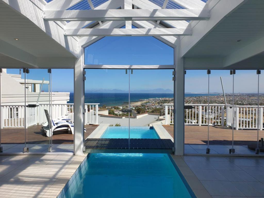 The Bolussi, sleeps 12 in 6 bedrooms with pool! photo 2