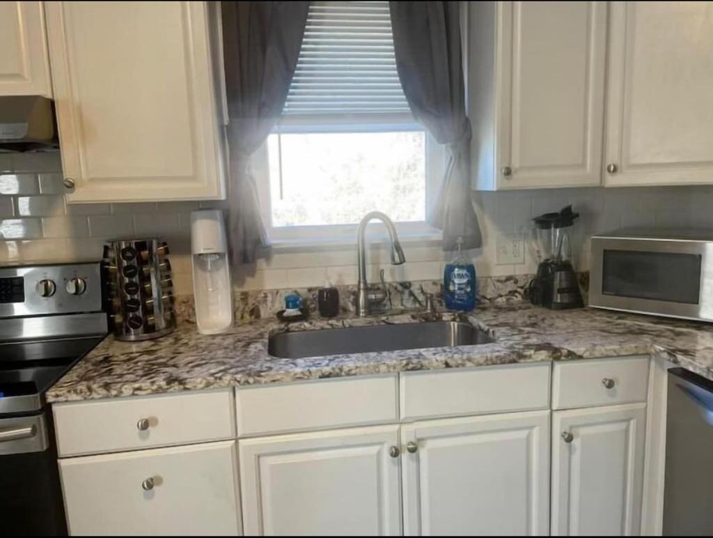 Charming Cottage Historic Falmouth Cape Cod Near Beach and Downtown 2BR 1Bath Deck photo 2
