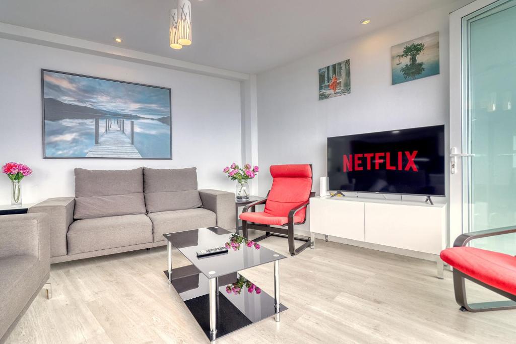 Central Modern Apartment with Private parking & Ocean view & Coffee corner - Tap to explore photos