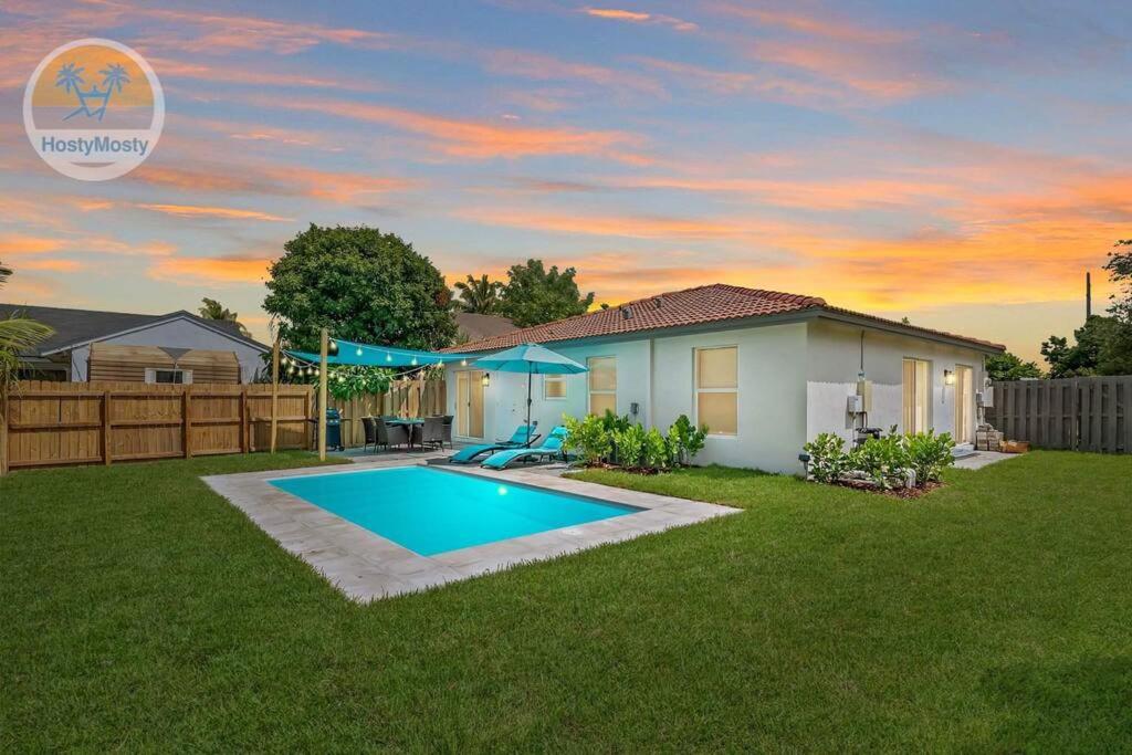 3 Bed 2 Bath w/pool & BBQ next to Keys