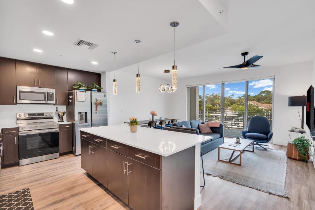Waterside Retreat: Modern 2BR, Mins to Beach & Apt image