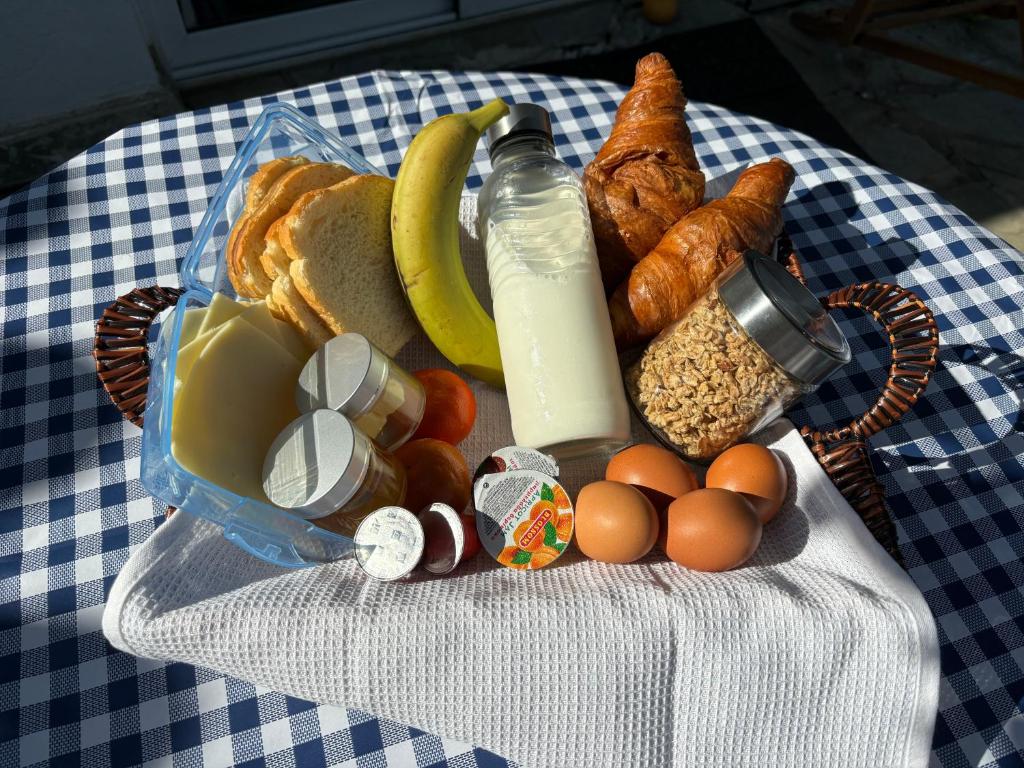 Mediterranean poolside garden cottage photo 3