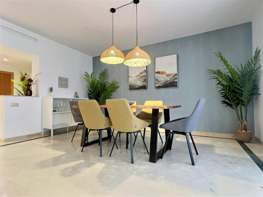 Superb 3-bed penthouse minutes drive to the beach photo 3