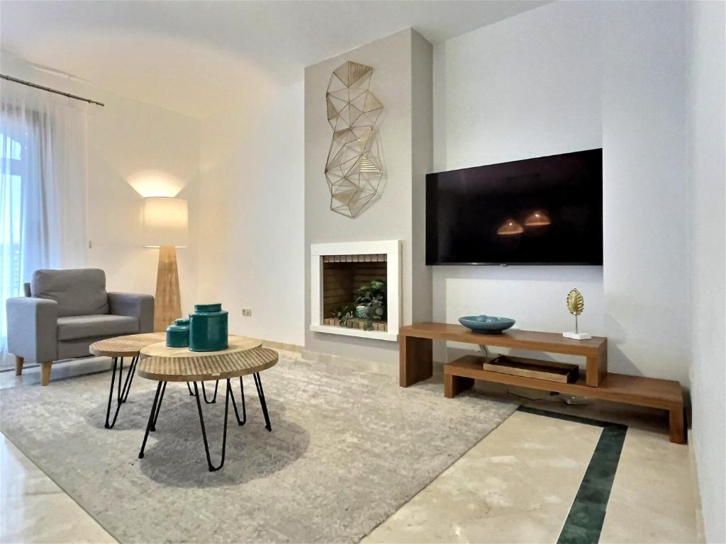 Superb 3-bed penthouse minutes drive to the beach photo 2