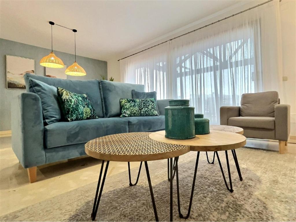 Superb 3-bed penthouse minutes drive to the beach