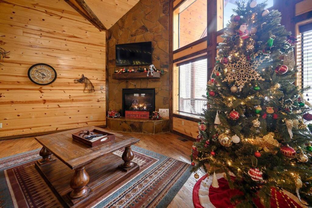Iron Horse Lodge sleeps 18, Games, Fire Pit, Hot Tub, EV, more photo 1