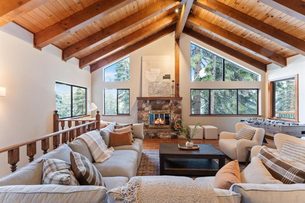 'The Pinecrest Retreat' - Spacious 5BR House in Tahoe with Hot Tub, Large Covered Deck, and Views photo 1