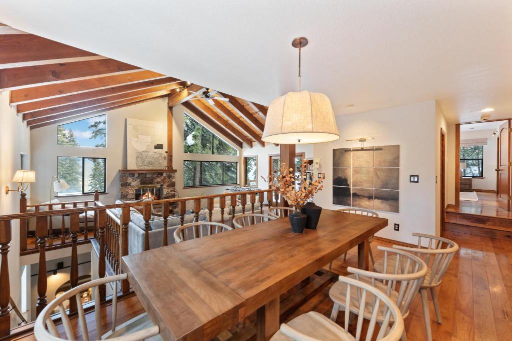 'The Pinecrest Retreat' - Spacious 5BR House in Tahoe with Hot Tub, Large Covered Deck, and Views photo 2