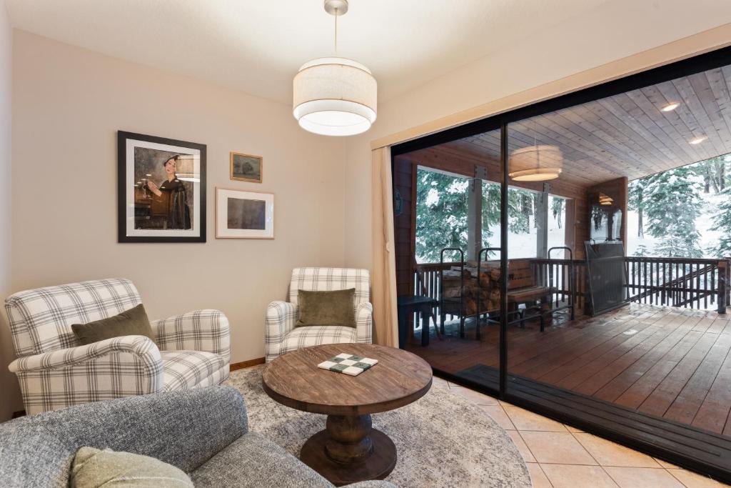 'The Pinecrest Retreat' - Spacious 5BR House in Tahoe with Hot Tub, Large Covered Deck, and Views photo 4