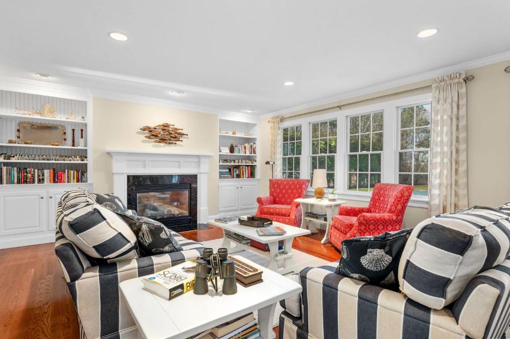 92 Hoyt Road Harwich Port Cape Cod- Apricari photo 1