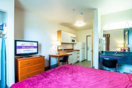 The Vistas 119 Modern studio with full kitchen 1st floor great location - Tap to explore photos