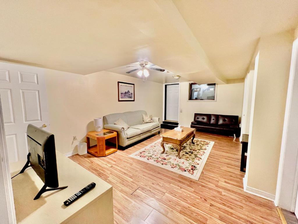 Cozy 2BR Basement Apt in Newmarket photo 3