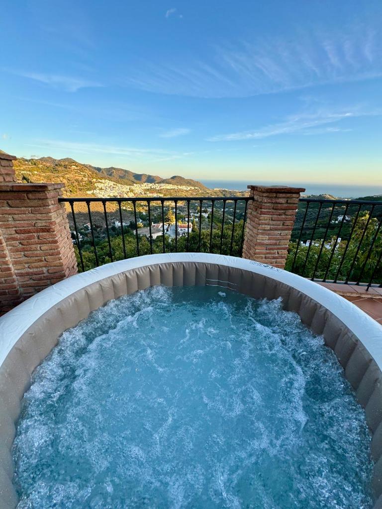 Villa en Frigiliana con piscina, jacuzzi y espectaculares vistas photo 1