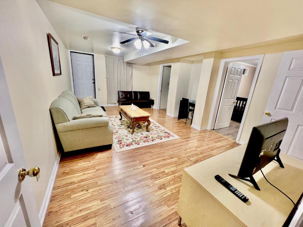 Cozy 2BR Basement Apt in Newmarket photo 2
