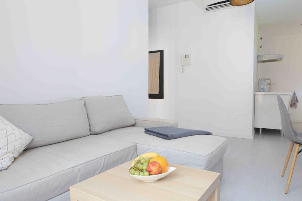 Stylish 2 Bedroom Apartment Next to LaMerced Plaza, Malaga