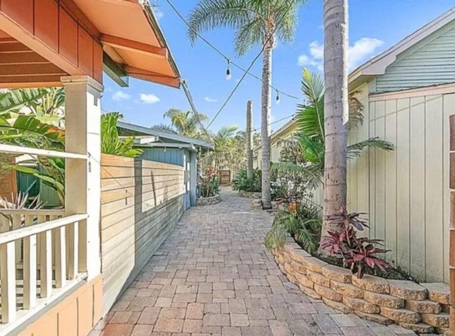 Cozy Private Bungalow walkable to beach! - 30 days or more ONLY image
