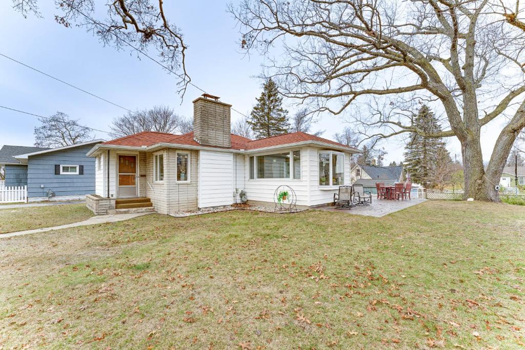 Quiet Manistee Home with Patio Less Than 1 Mi to Beaches! photo 1