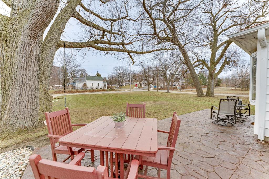 Quiet Manistee Home with Patio Less Than 1 Mi to Beaches! photo 2