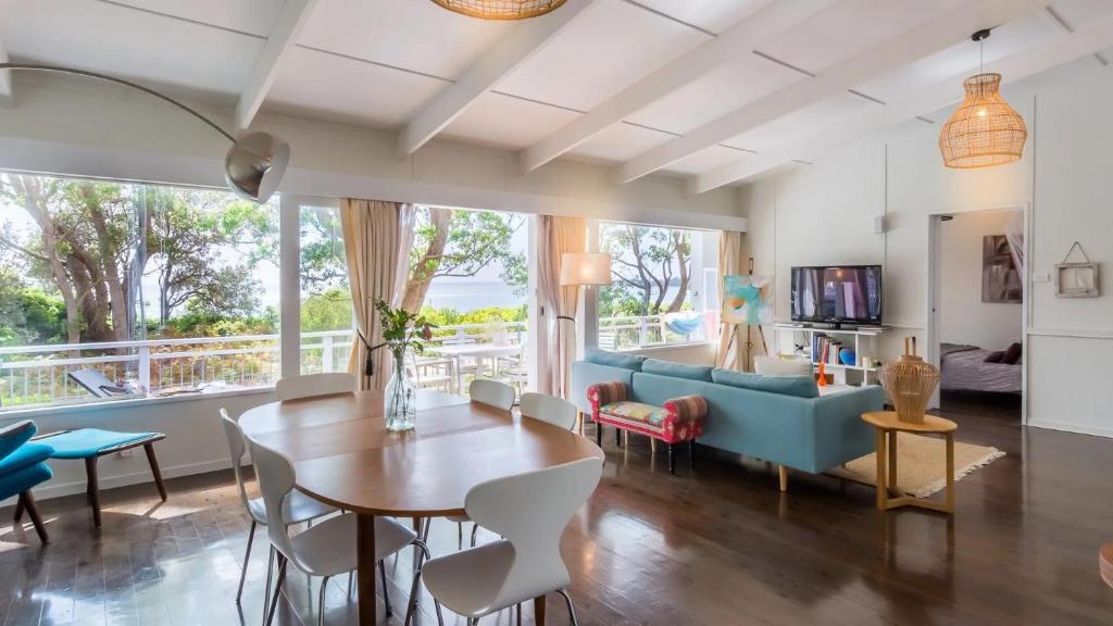 Beachfront- The Art Cottage- Pet Friendly photo 2